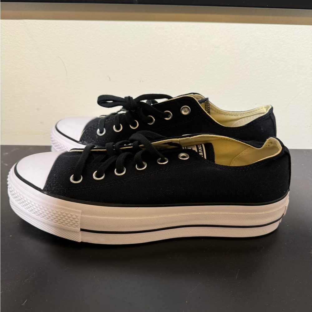Black converse low top platforms.